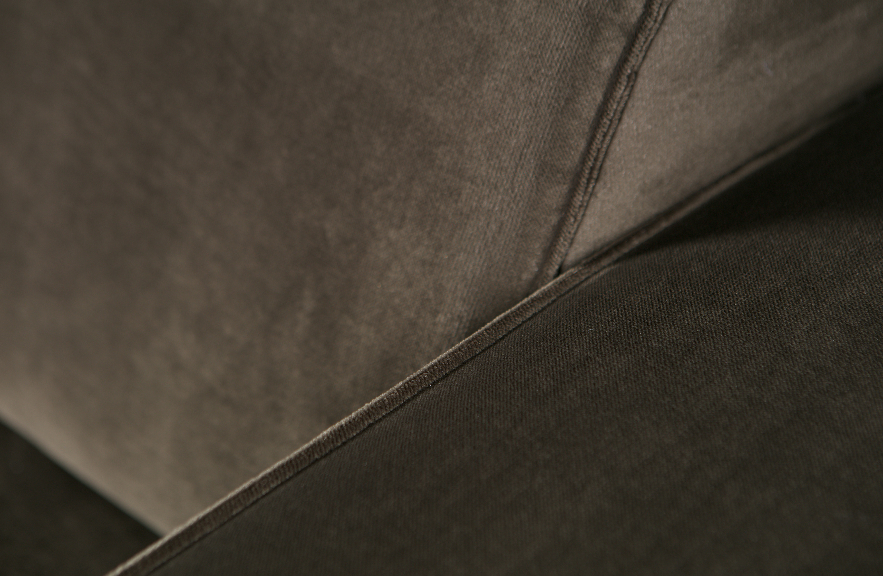 Bank 4 zits Statement fluweel warm groen huren? Huur bij KeyPro meubelhuur!
