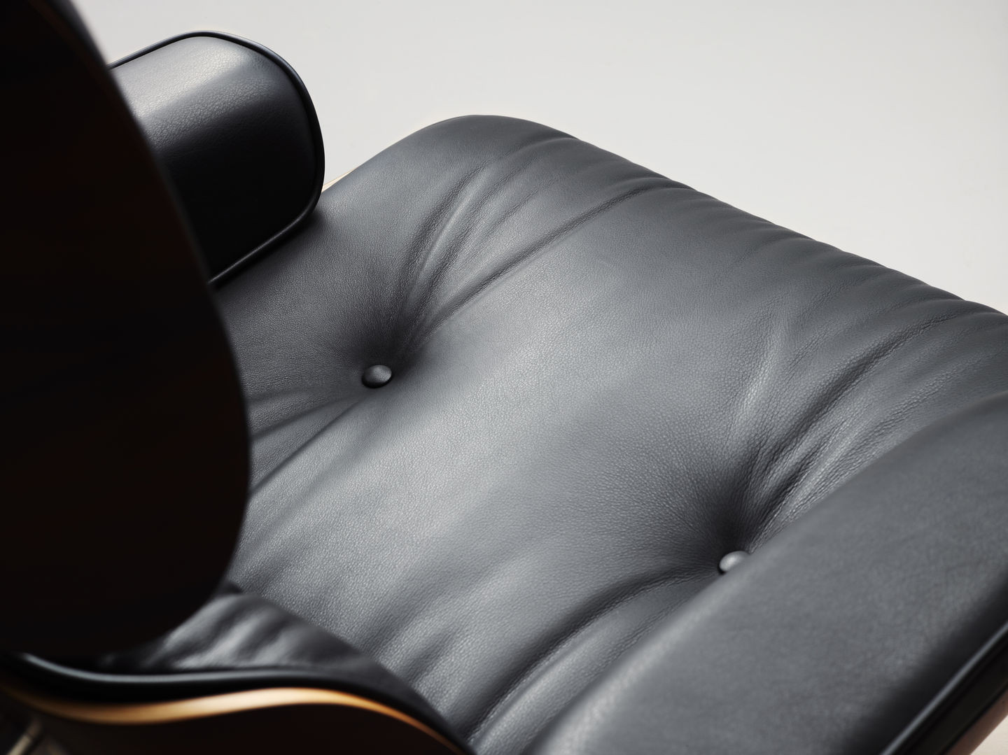 Lounge chair Eames Ottoman zwart huren? Huur bij KeyPro meubelhuur!