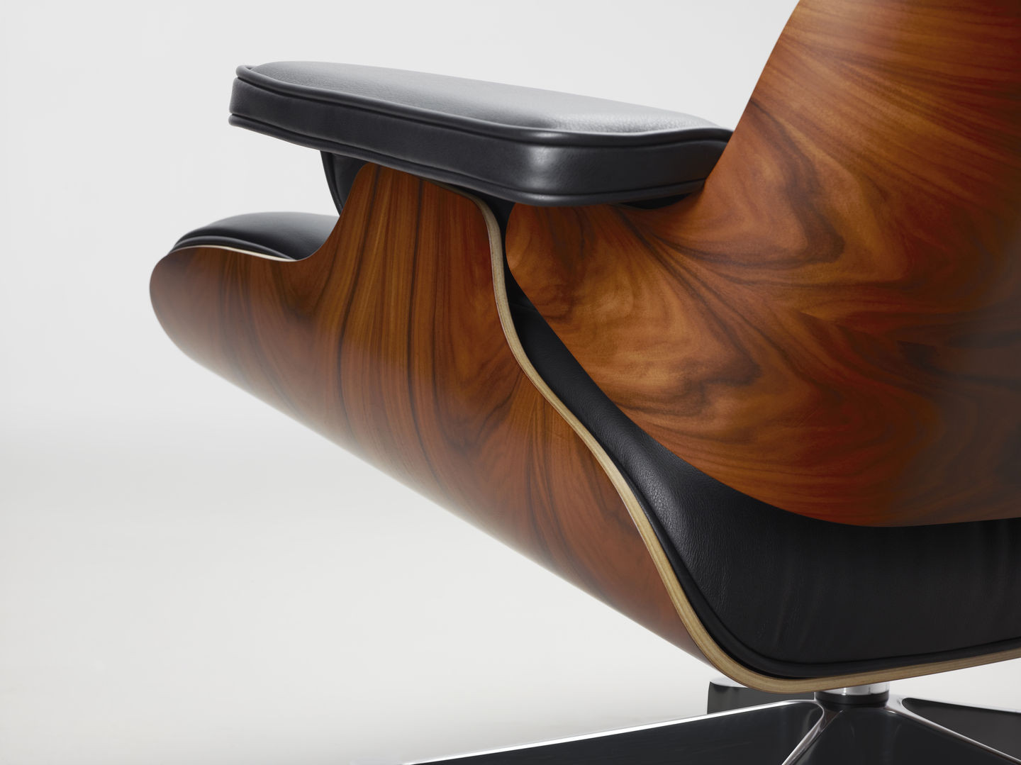 Lounge chair Eames Ottoman zwart huren? Huur bij KeyPro meubelhuur!